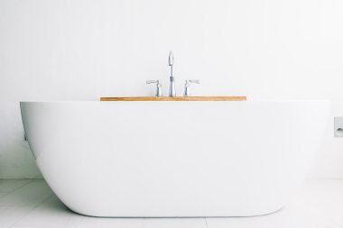 Güzel lüks beyaz küvet dekorasyon