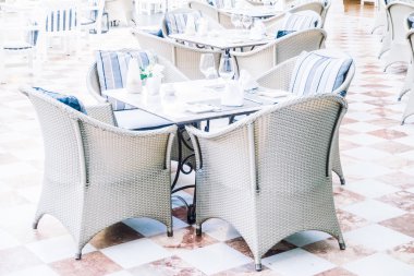 boş masa ve sandalyeler