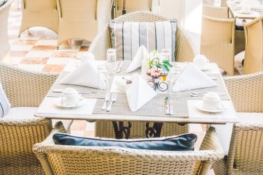 boş masa ve sandalyeler