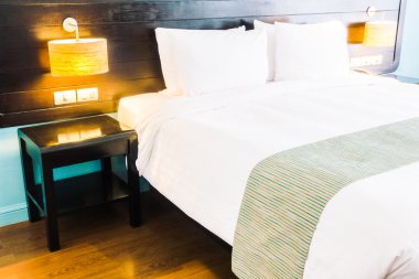 Yatakta güzel lüks beyaz yastıklar