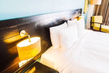 Yatakta güzel lüks beyaz yastıklar