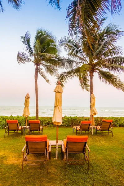 Boş şemsiye ve plaj sandalye