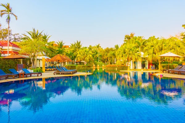 Swimming pool in hotel resort — Stock Photo, Image