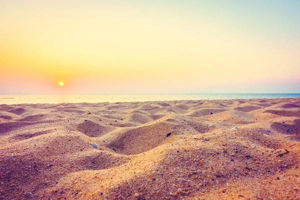 Прекрасне море і пісок з заходом сонця — стокове фото