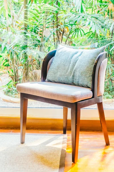 oturma odasında kanepede yastık