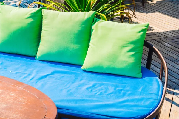 Terrazza esterna con cuscino sul divano — Foto Stock