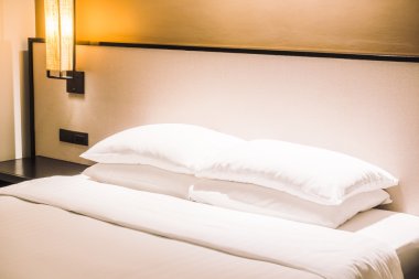 Yatakta güzel lüks beyaz yastıklar