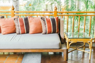 oturma odasında kanepede yastık