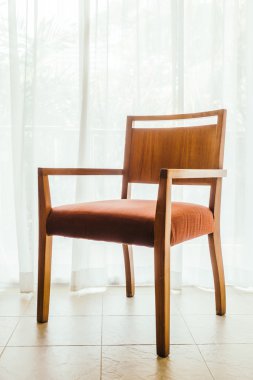 Boş sandalye ve masa