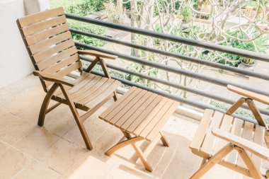 Boş sandalye ve masa