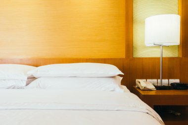 Yatakta ışık lamba ile beyaz yastıklar