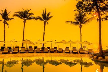 Siluetleri lüks şemsiyeleri ve sandalyeler