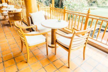 oturma odasında kanepede yastık