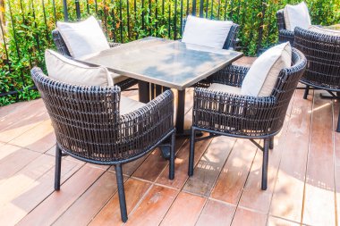 boş masa ve sandalyeler