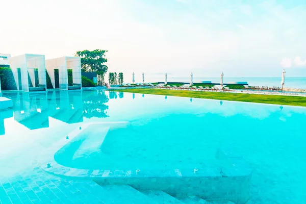 Beautiful luxury hotel swimming pool — Stock Photo, Image