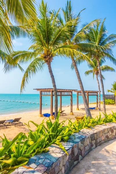 Mooi strand en zee met palmbomen — Stockfoto
