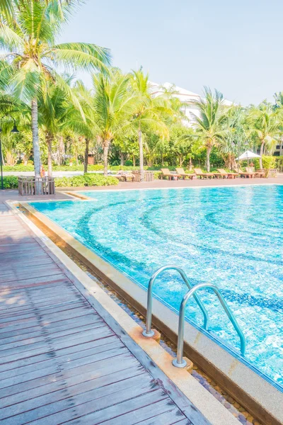Palmiye ağaçları ve Deniz Yüzme Havuzu — Stok fotoğraf