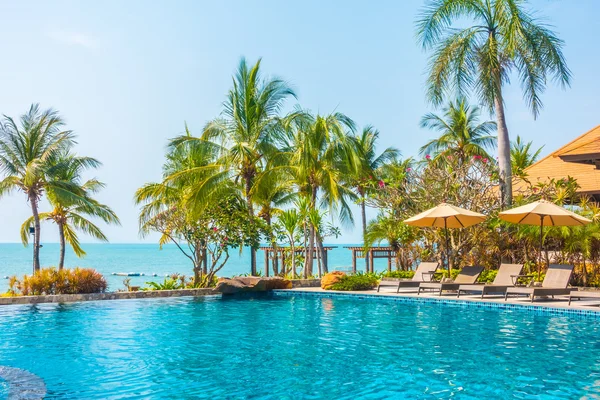 Piscina com palmeiras e mar — Fotografia de Stock