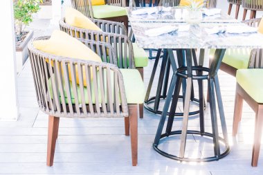 boş masa ve sandalyeler