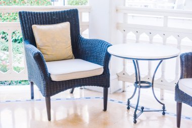 oturma odasında kanepede yastık