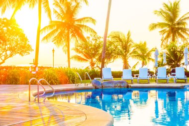 Güzel lüks açık şemsiye ve sandalyeler