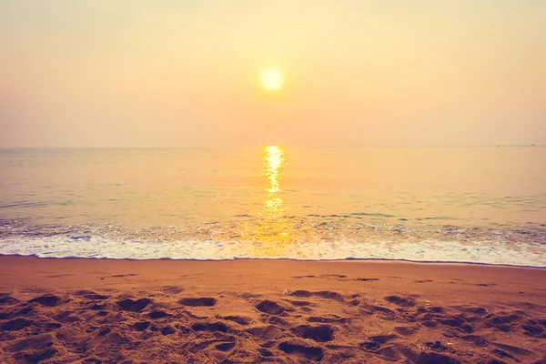 Salida del sol en la playa tropical — Foto de Stock