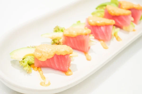 Tuňáka rolka sushi s avokádem — Stock fotografie