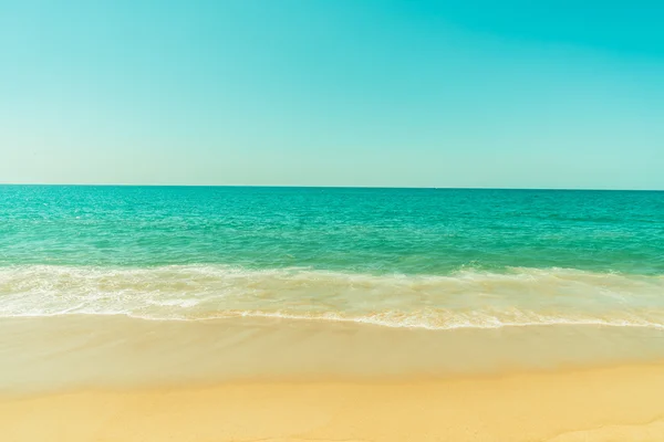 Beautiful beach and sea — Stock Photo, Image