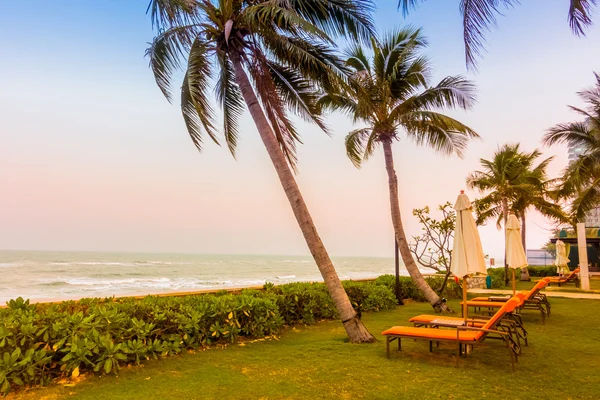 Boş şemsiye ve plaj sandalye