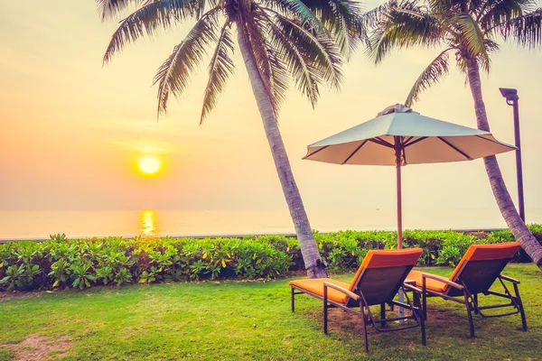 Prázdné slunečníky a lehátka na pláži — Stock fotografie