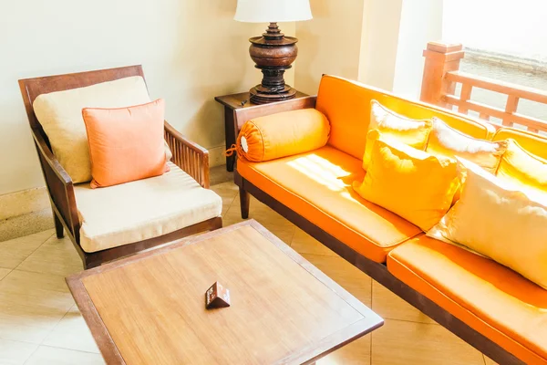 Boş tahta kanepe ve sandalye