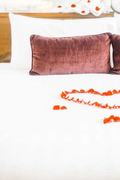 Bellissimi cuscini di lusso sul letto — Foto Stock