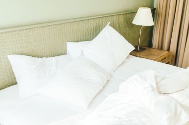 Yatakta beyaz yastıklar