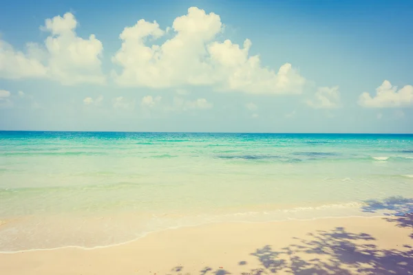 Beautiful tropical beach and sea — Stock Photo, Image