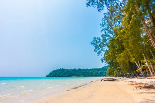 Hermoso océano tropical y playa de arena — Foto de Stock