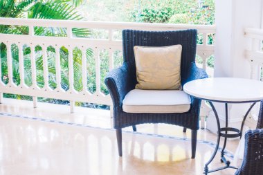 oturma odasında kanepede yastık