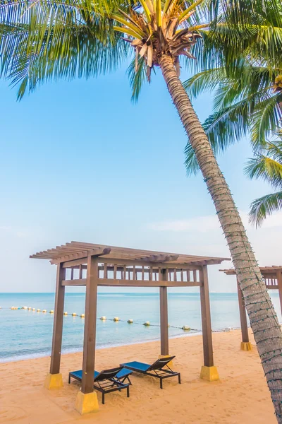 Vacker strand och havet med palm tree — Stockfoto