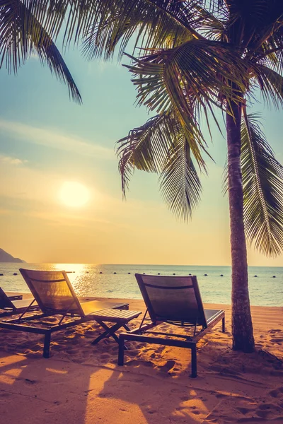 Vacker strand och havet med palm tree — Stockfoto