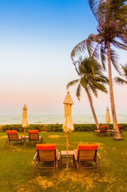 Boş şemsiye ve plaj sandalye