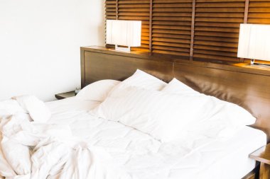 Dağınık beyaz yastıklar