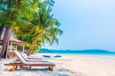Güzel tropikal deniz ve kum plaj