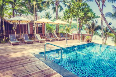 Otelde lüks bir yüzme havuzu