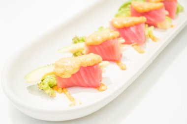 Ton balığı ile avokado suşi roll