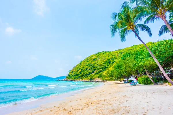 Hermosa playa tropical y el mar — Foto de Stock