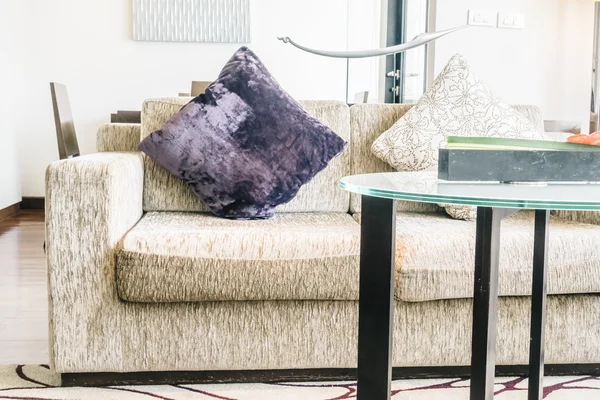 Подушки на прикрасі дивана — стокове фото