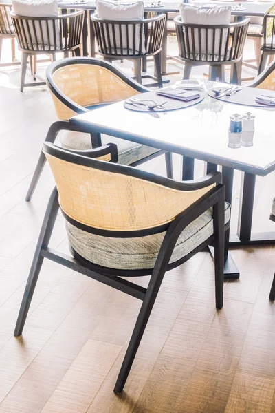 Порожнє крісло і стіл — стокове фото