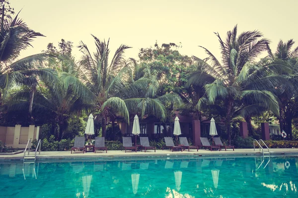 Bela piscina exterior de luxo — Fotografia de Stock