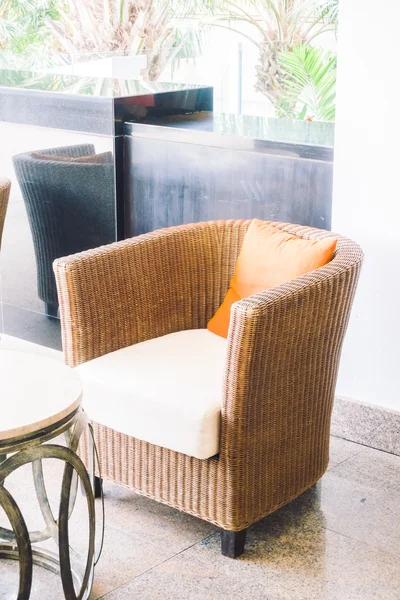 Boş masa ve sandalye