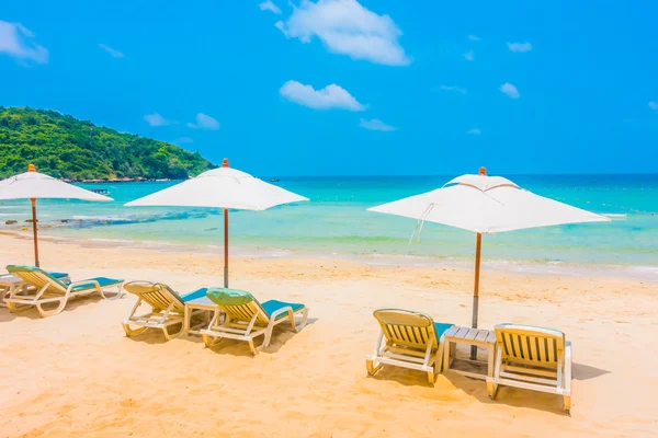 Beautiful tropical beach and sea — Stock Photo, Image