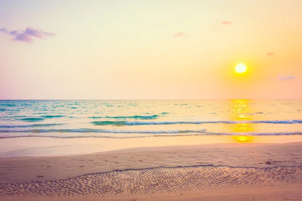 Beau coucher de soleil sur la plage tropicale — Photo